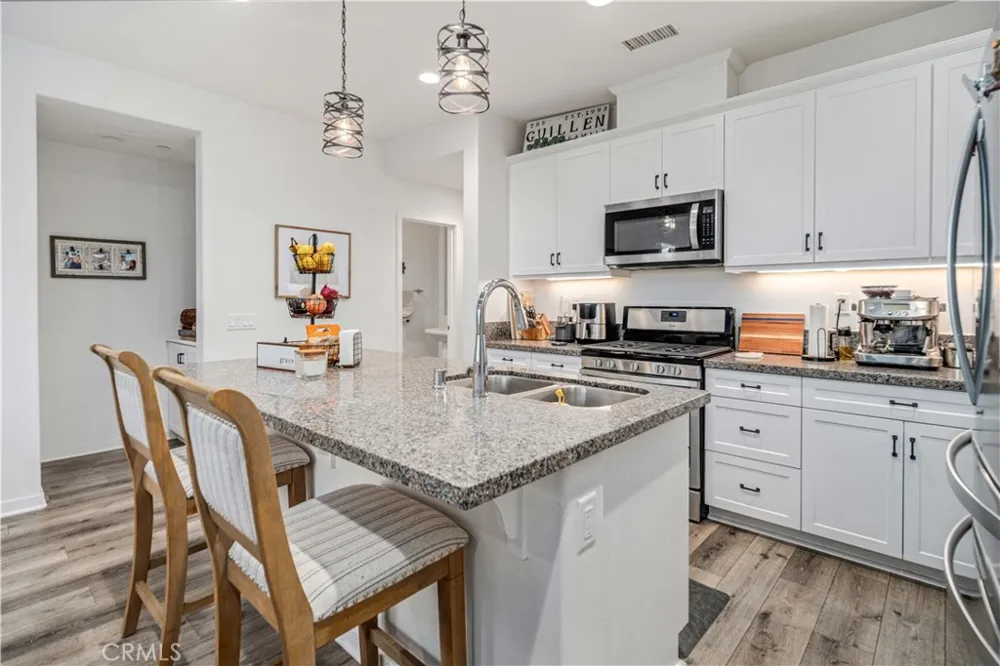 28744 Jardineras Valencia, CA 91354