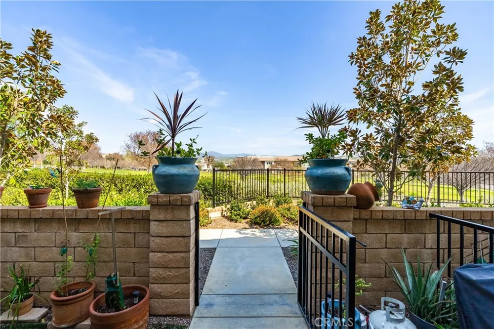 28744 Jardineras Valencia, CA 91354
