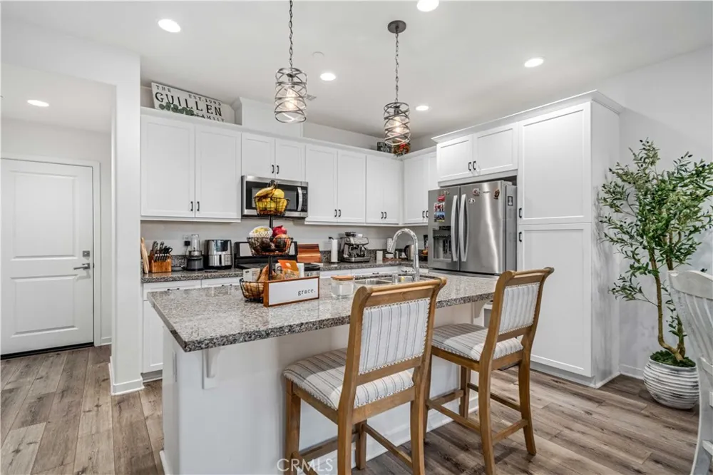 28744 Jardineras Valencia, CA 91354