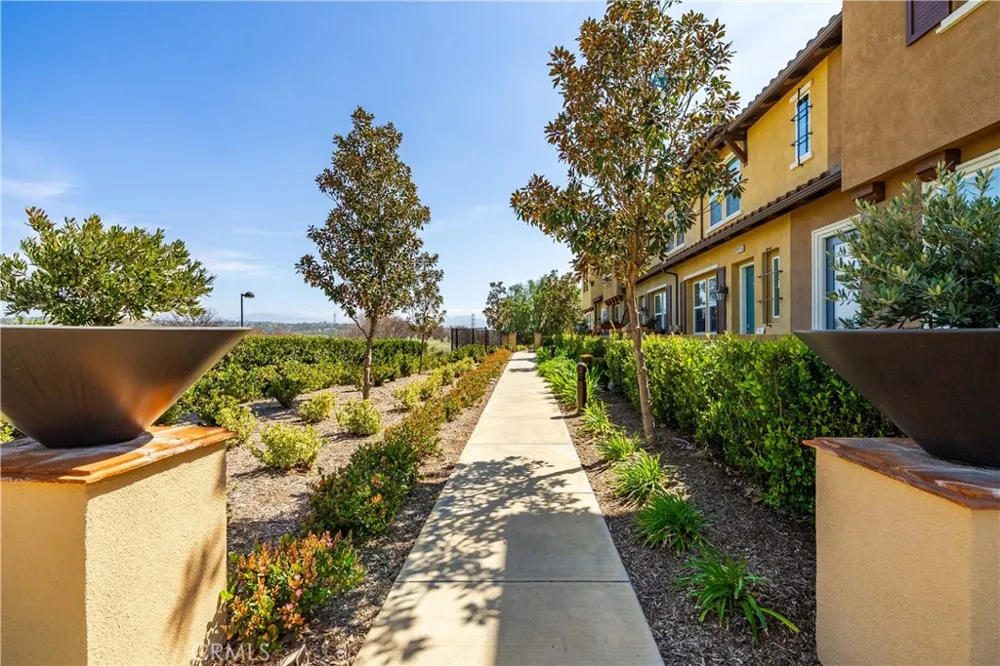 28744 Jardineras Valencia, CA 91354