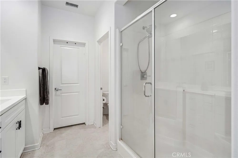 28744 Jardineras Valencia, CA 91354