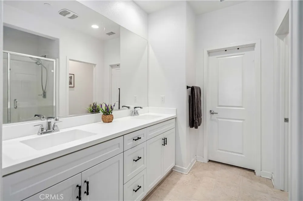 28744 Jardineras Valencia, CA 91354