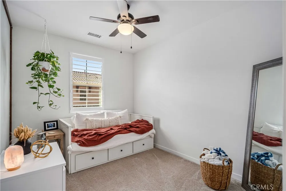 28744 Jardineras Valencia, CA 91354