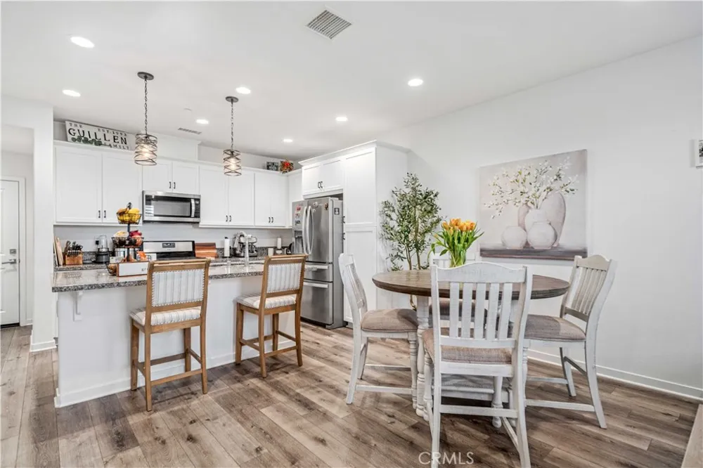 28744 Jardineras Valencia, CA 91354