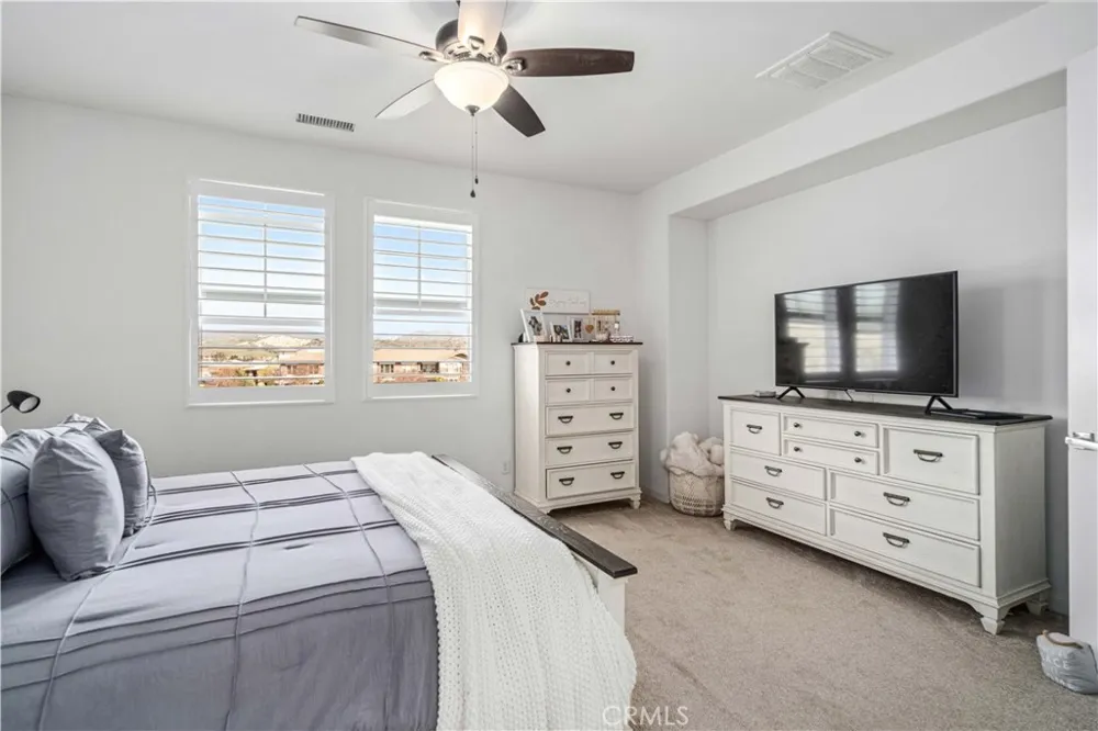 28744 Jardineras Valencia, CA 91354