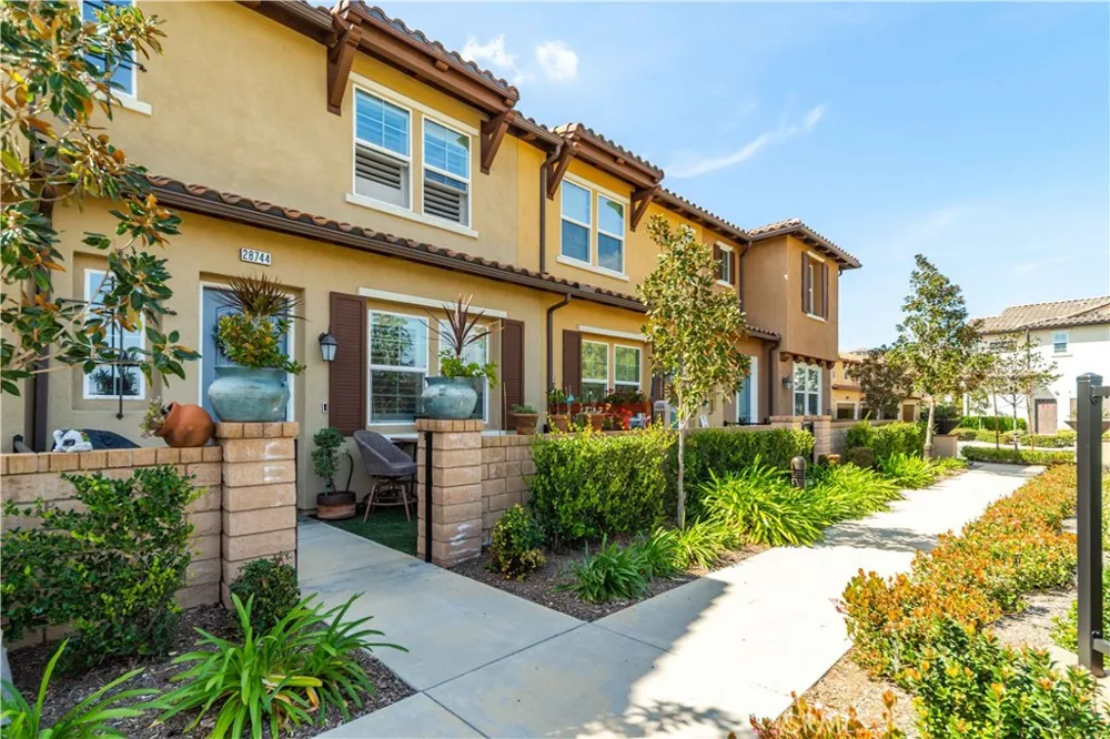 28744 Jardineras Valencia, CA 91354