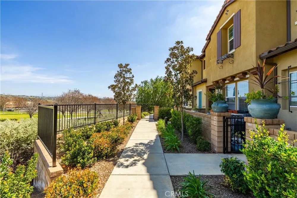 28744 Jardineras Valencia, CA 91354