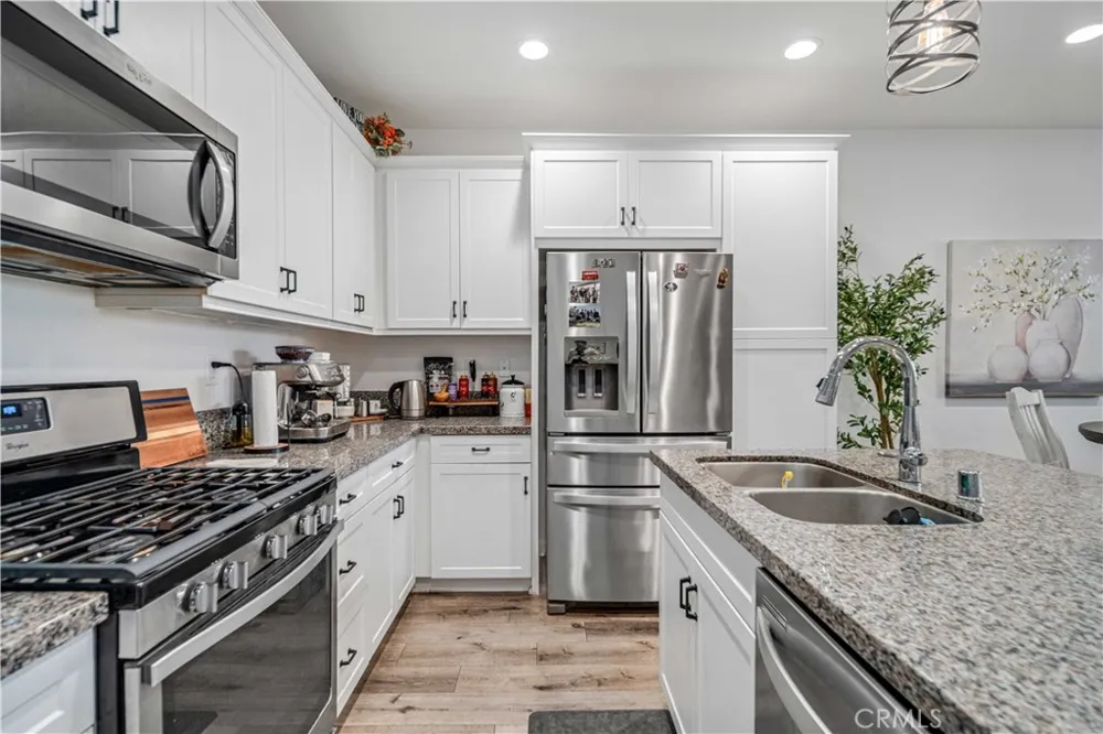 28744 Jardineras Valencia, CA 91354