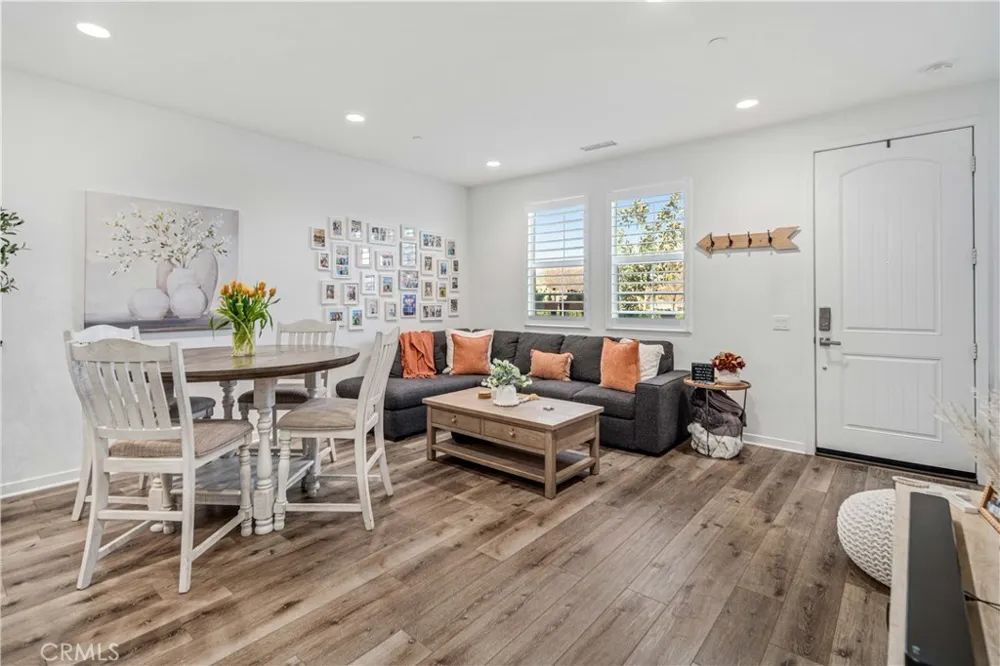 28744 Jardineras Valencia, CA 91354
