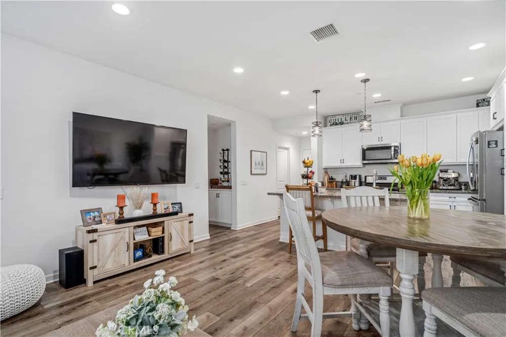 28744 Jardineras Valencia, CA 91354
