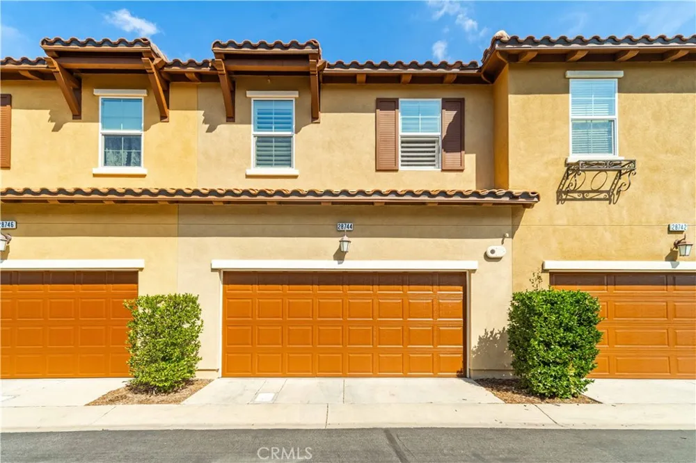 28744 Jardineras Valencia, CA 91354