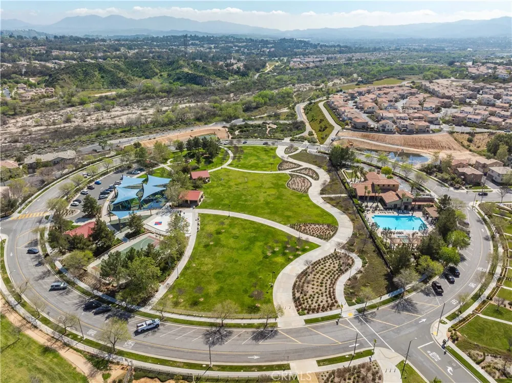 28744 Jardineras Valencia, CA 91354