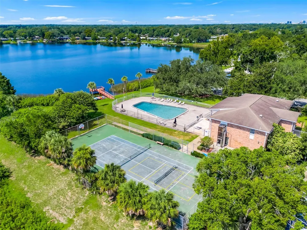 4224 LAKE UNDERHILL ROAD #8B8 Orlando, FL 32803