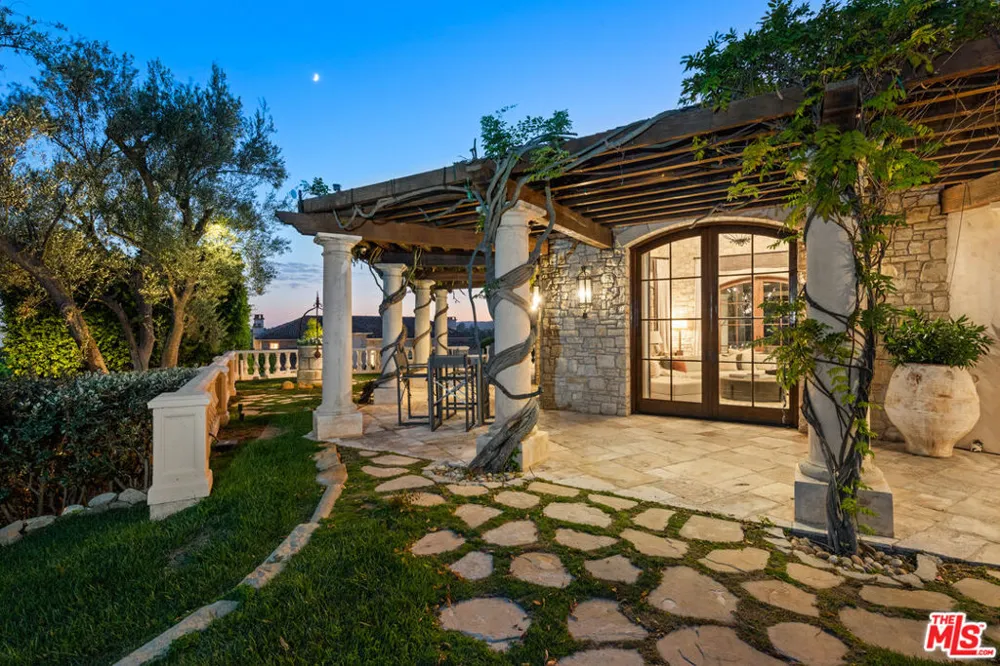 2911 Antelo View Drive Los Angeles, CA 90077