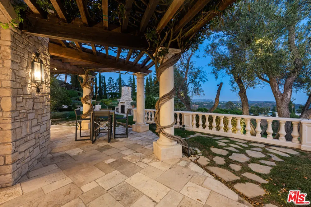 2911 Antelo View Drive Los Angeles, CA 90077