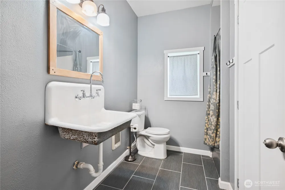180 Trinity Drive Castle Rock, WA 98611