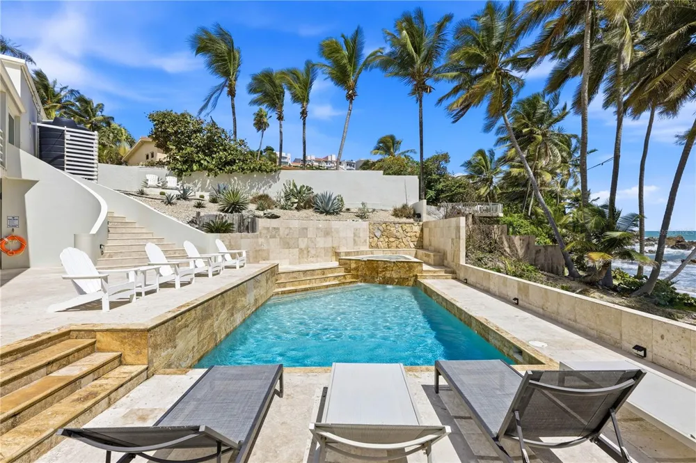 32 SHELL CASTLE Humacao, PR 00791