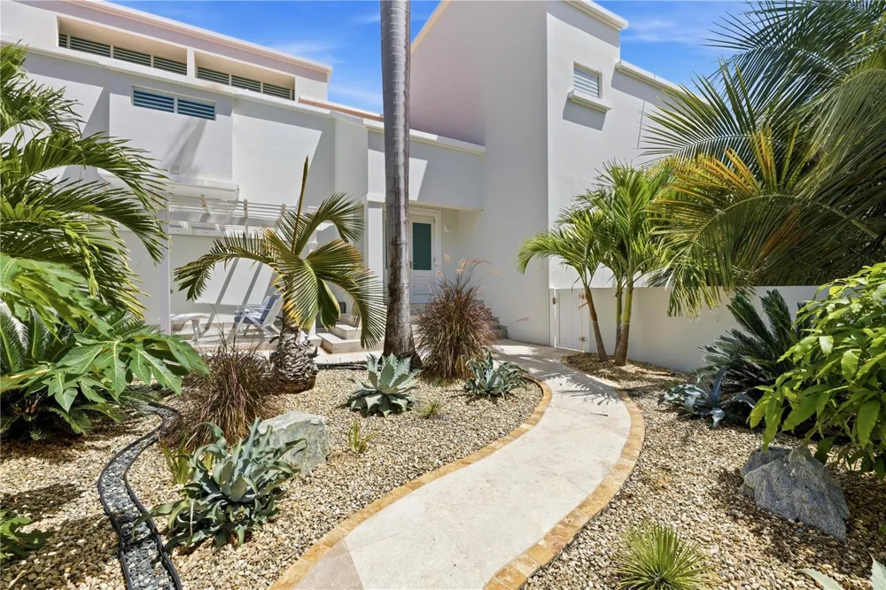 32 SHELL CASTLE Humacao, PR 00791