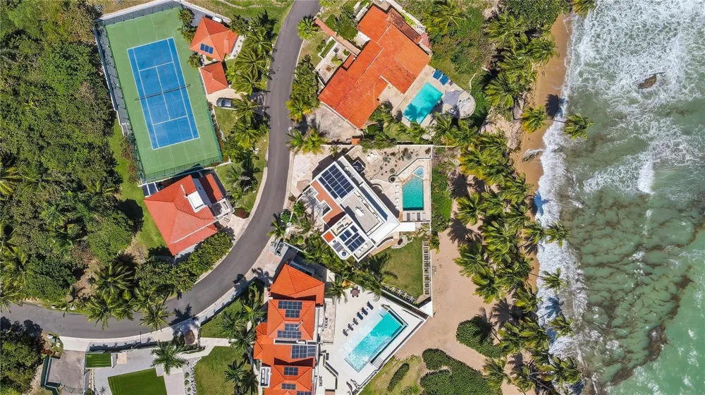 32 SHELL CASTLE Humacao, PR 00791