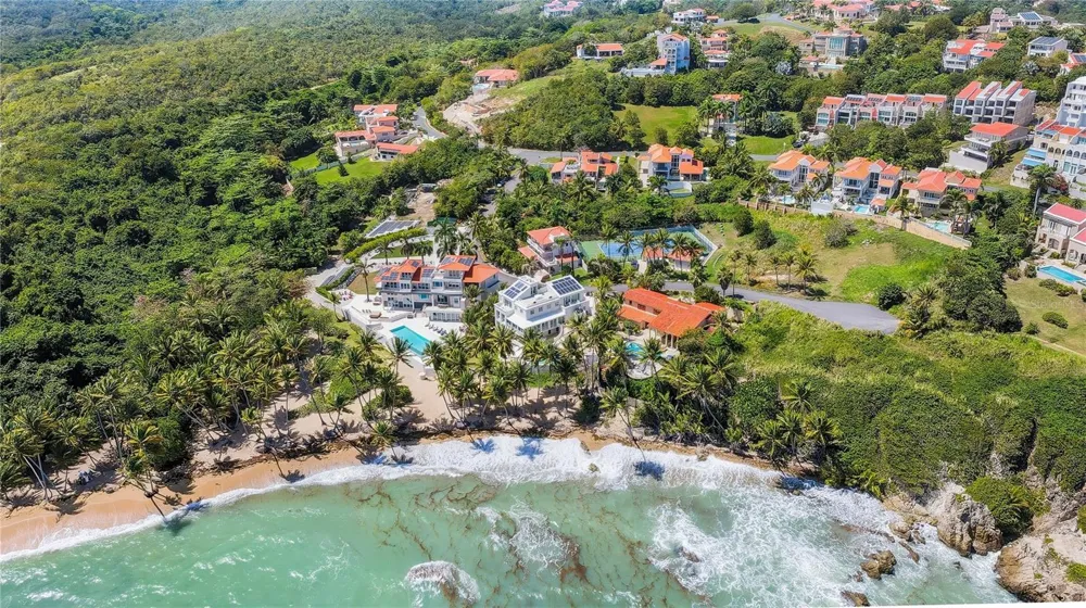 32 SHELL CASTLE Humacao, PR 00791