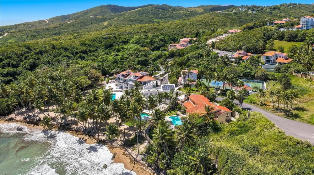 32 SHELL CASTLE Humacao, PR 00791