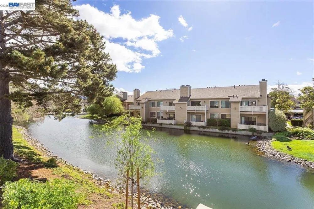 130 Lakeshore Ct Richmond, CA 94804