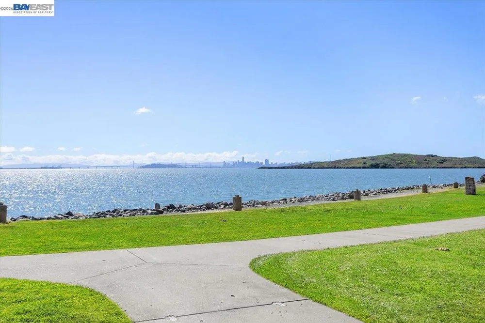 130 Lakeshore Ct Richmond, CA 94804