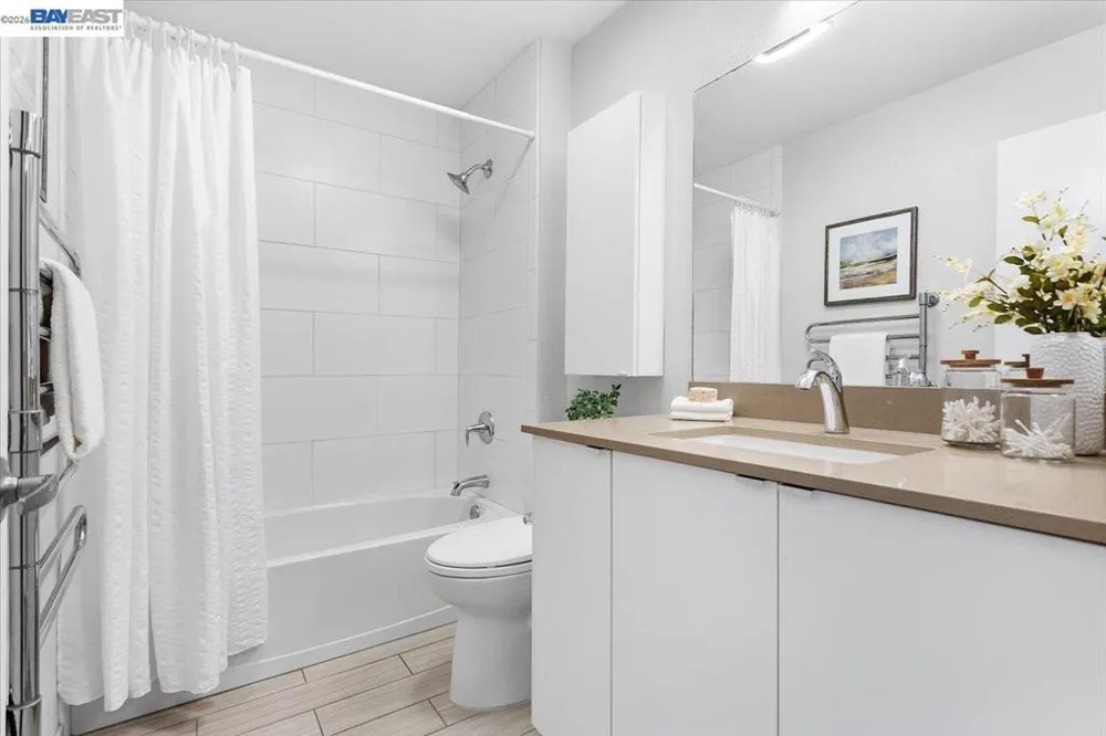 130 Lakeshore Ct Richmond, CA 94804