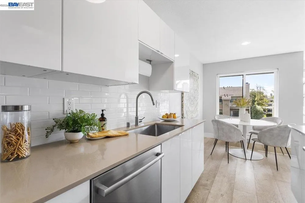130 Lakeshore Ct Richmond, CA 94804