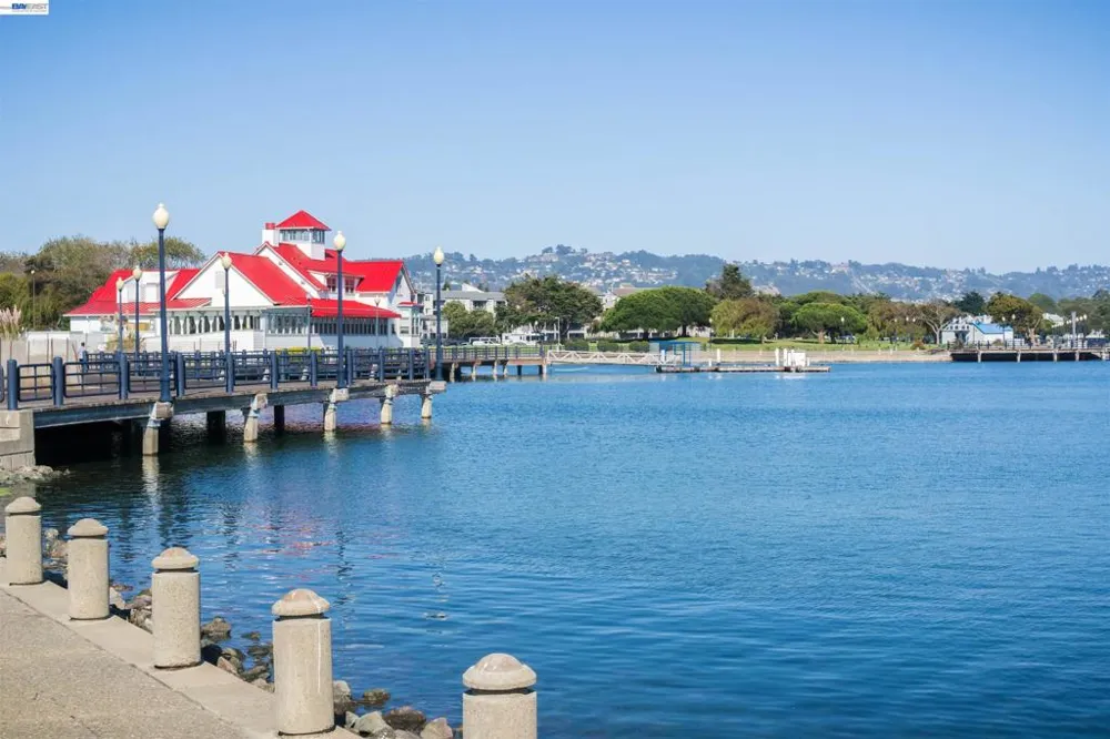 130 Lakeshore Ct Richmond, CA 94804