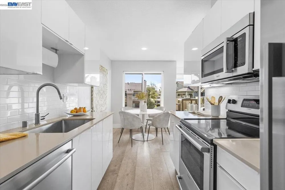 130 Lakeshore Ct Richmond, CA 94804