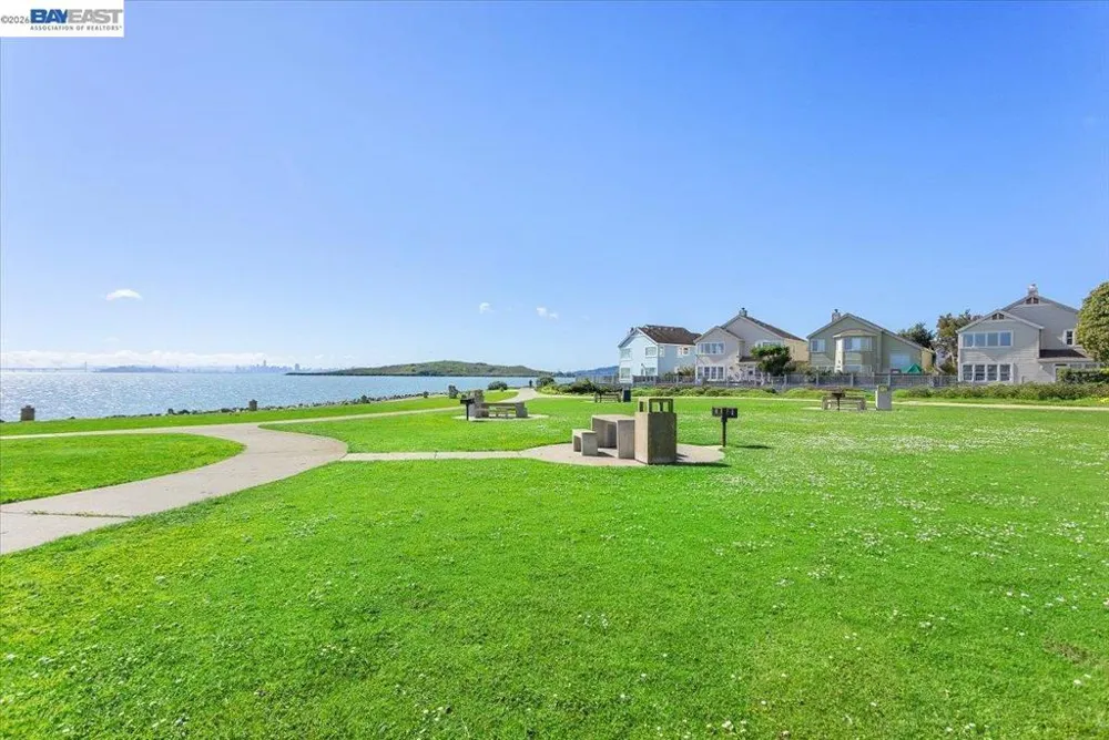 130 Lakeshore Ct Richmond, CA 94804