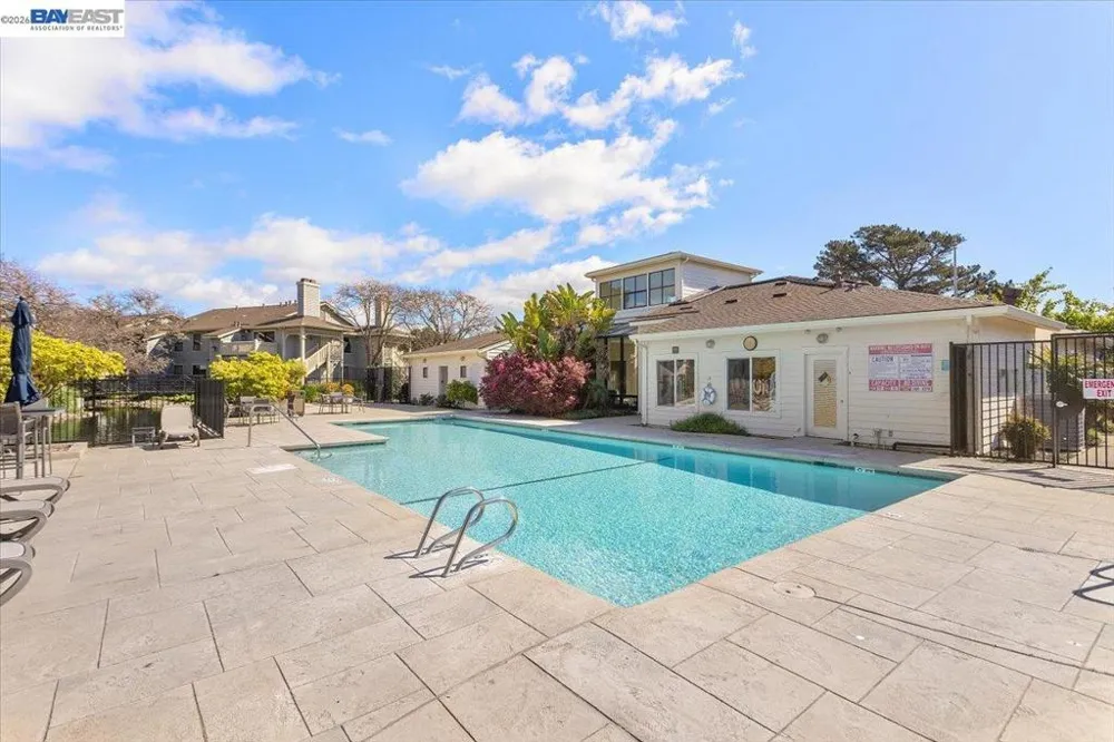 130 Lakeshore Ct Richmond, CA 94804