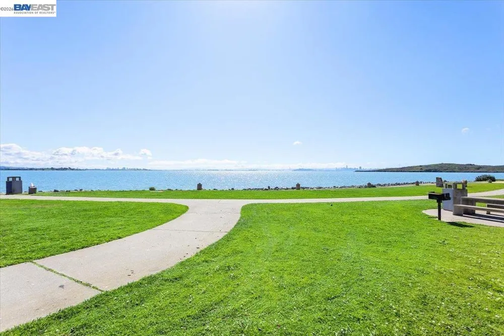 130 Lakeshore Ct Richmond, CA 94804