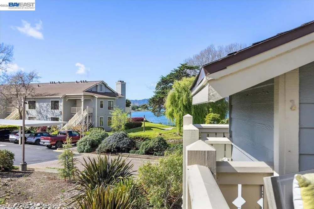 130 Lakeshore Ct Richmond, CA 94804