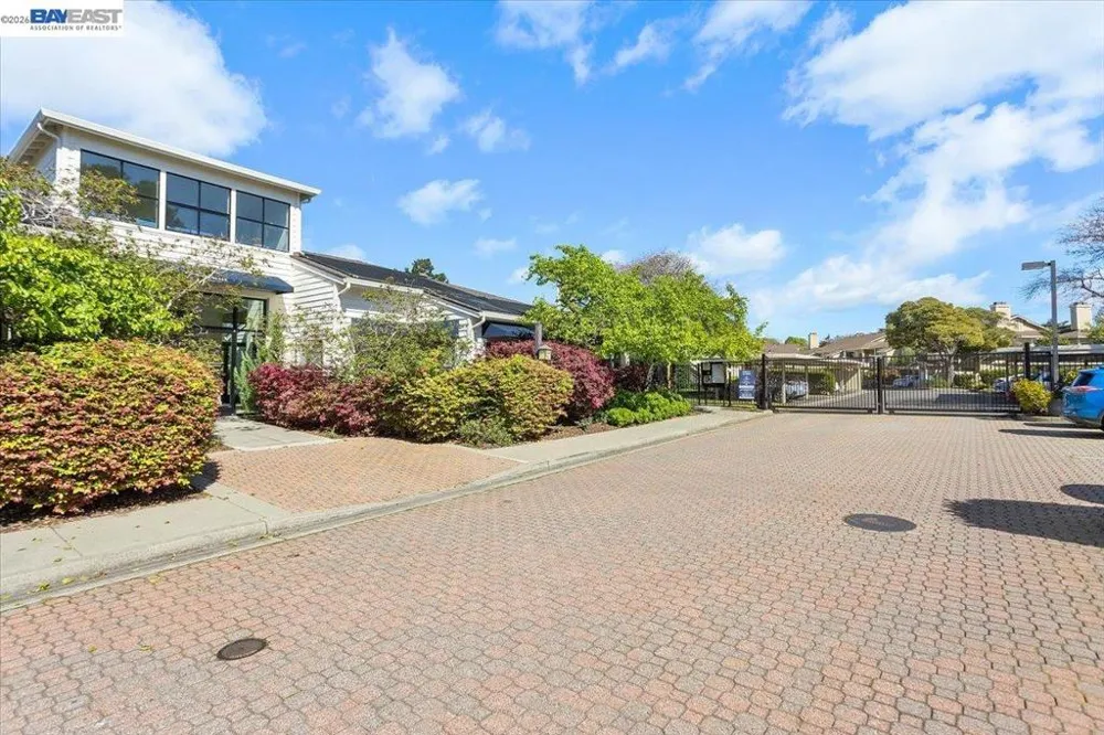 130 Lakeshore Ct Richmond, CA 94804