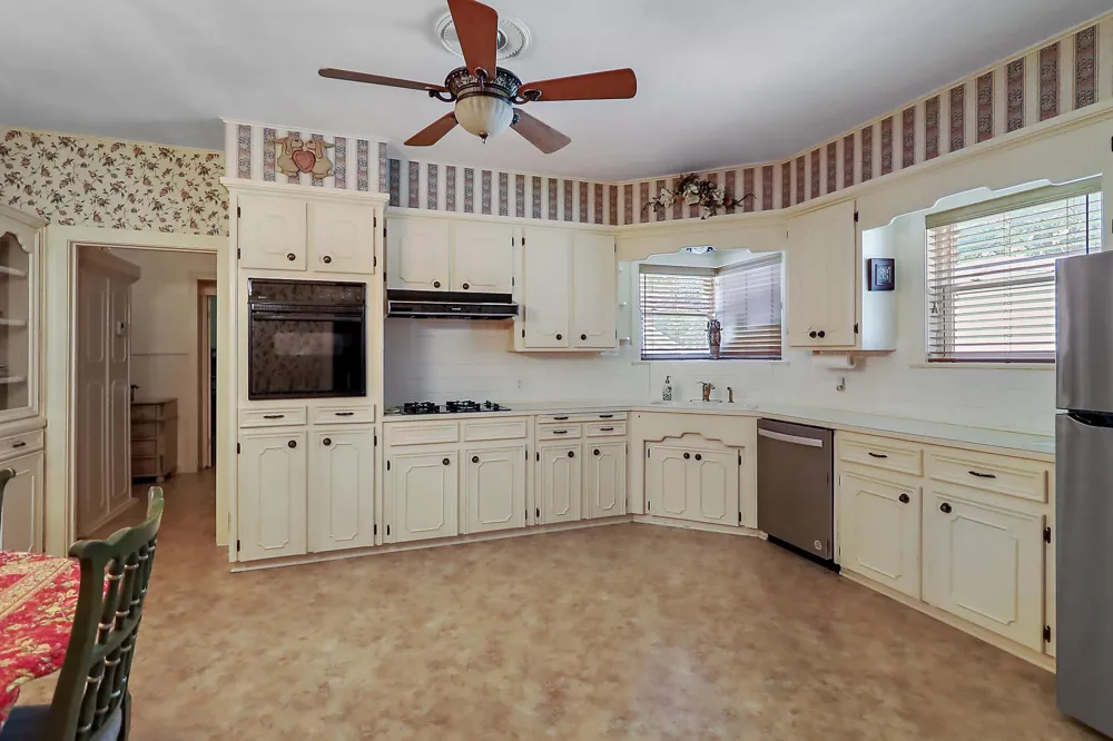 405 Park Street Anahuac, TX 77514