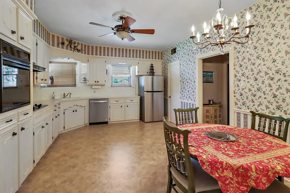 405 Park Street Anahuac, TX 77514