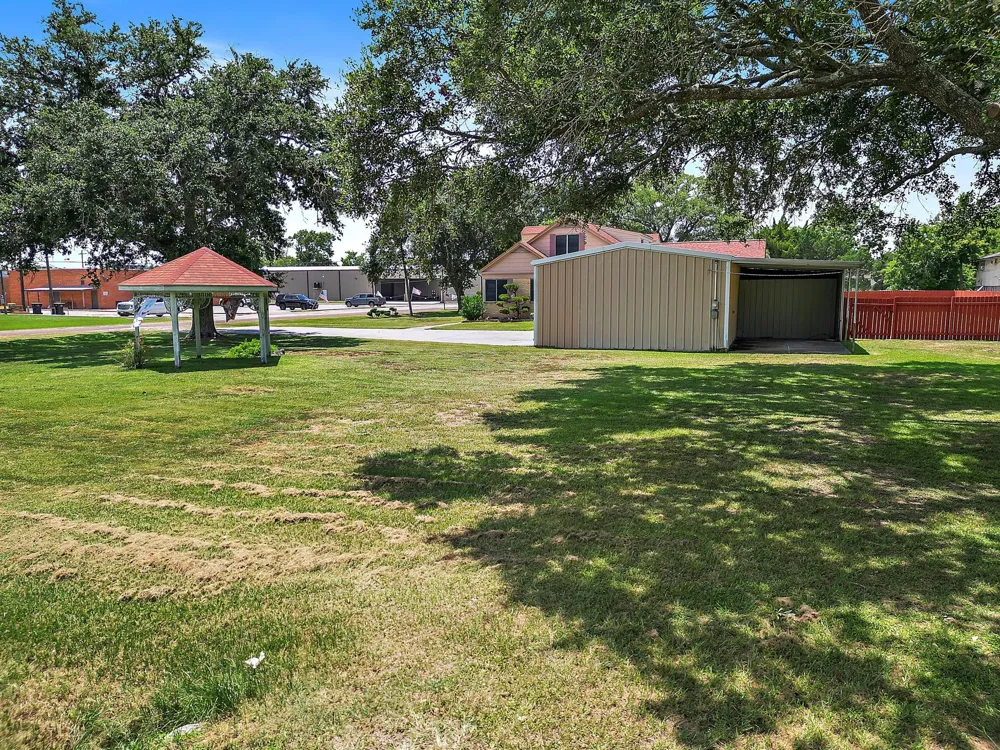 405 Park Street Anahuac, TX 77514