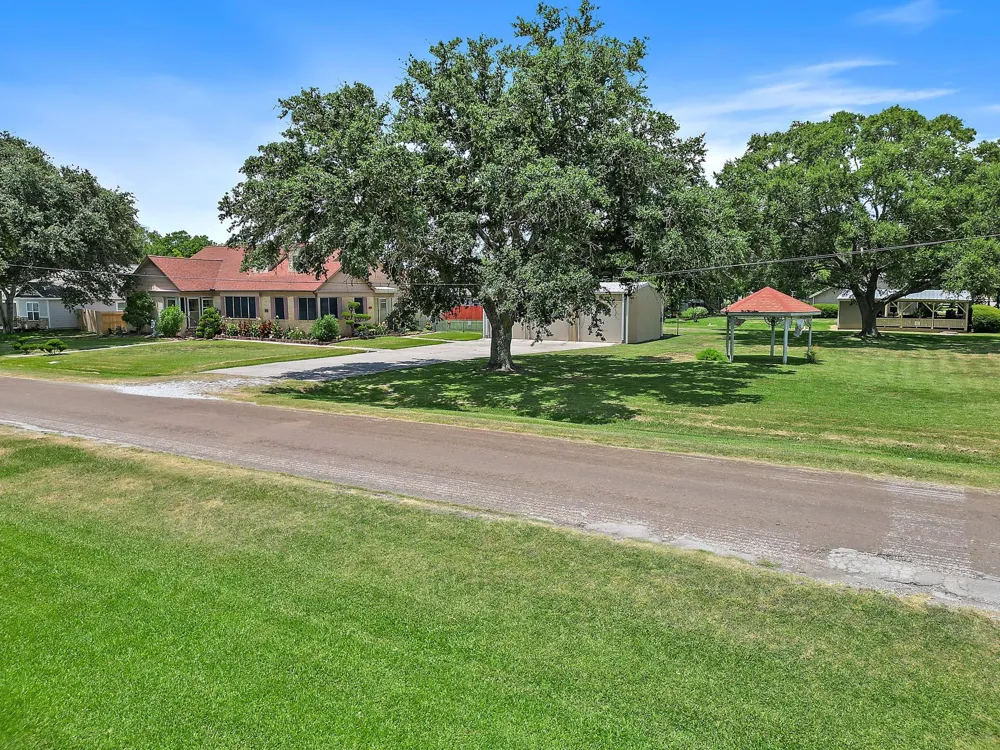 405 Park Street Anahuac, TX 77514