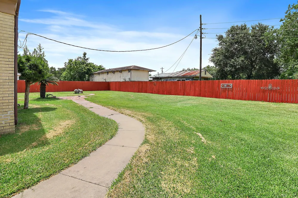 405 Park Street Anahuac, TX 77514