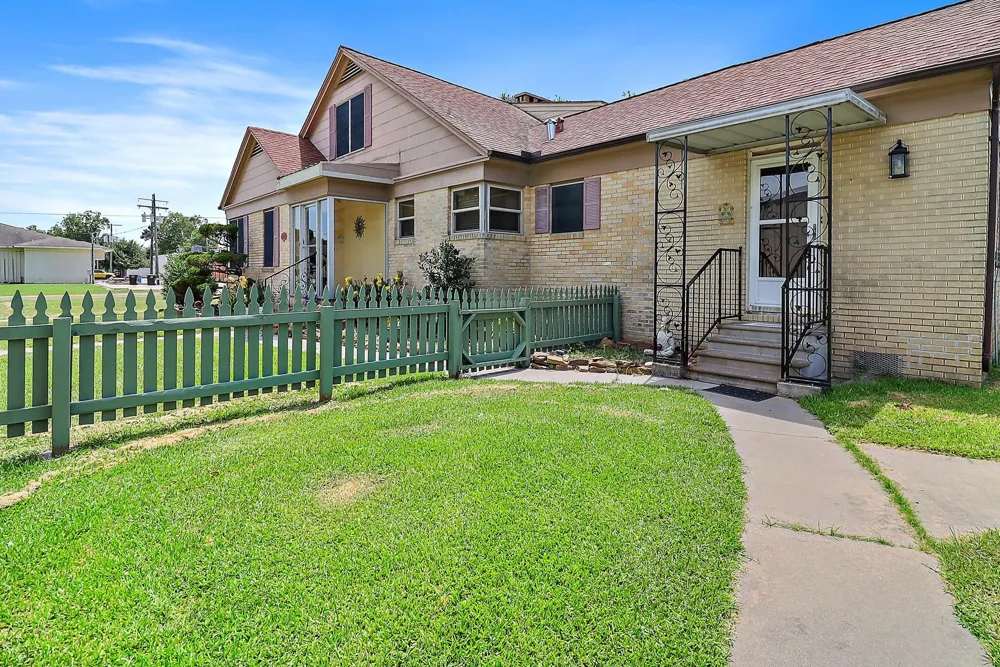 405 Park Street Anahuac, TX 77514