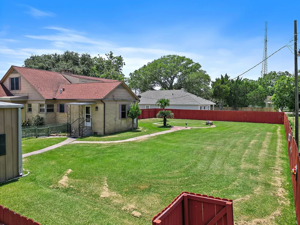 405 Park Street Anahuac, TX 77514