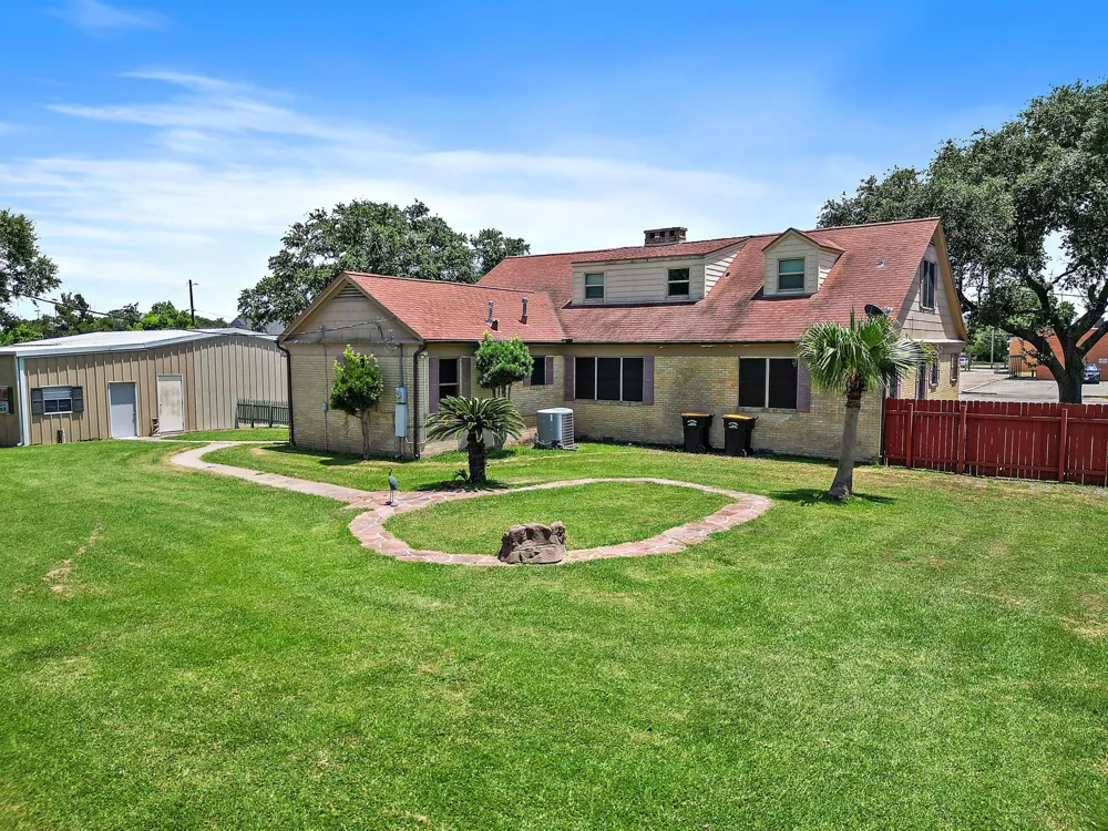 405 Park Street Anahuac, TX 77514