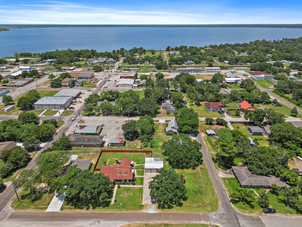 405 Park Street Anahuac, TX 77514
