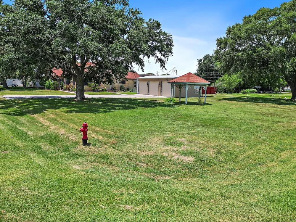 405 Park Street Anahuac, TX 77514