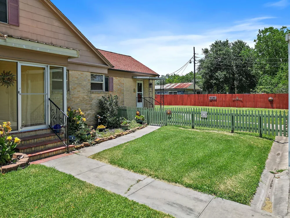 405 Park Street Anahuac, TX 77514