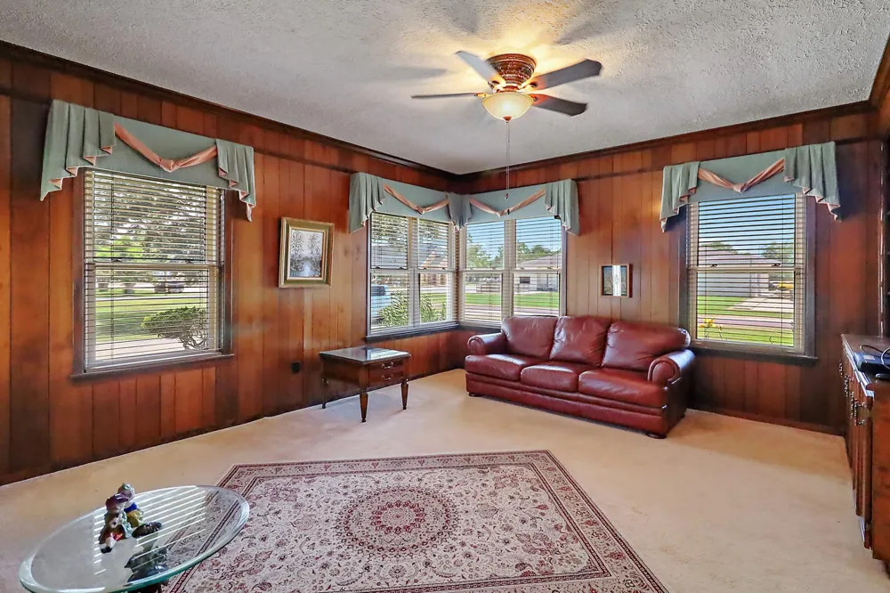 405 Park Street Anahuac, TX 77514