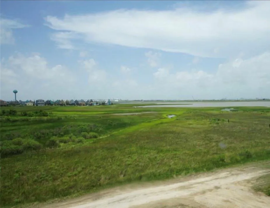 206 Nesmith Place Surfside Beach, TX 77541