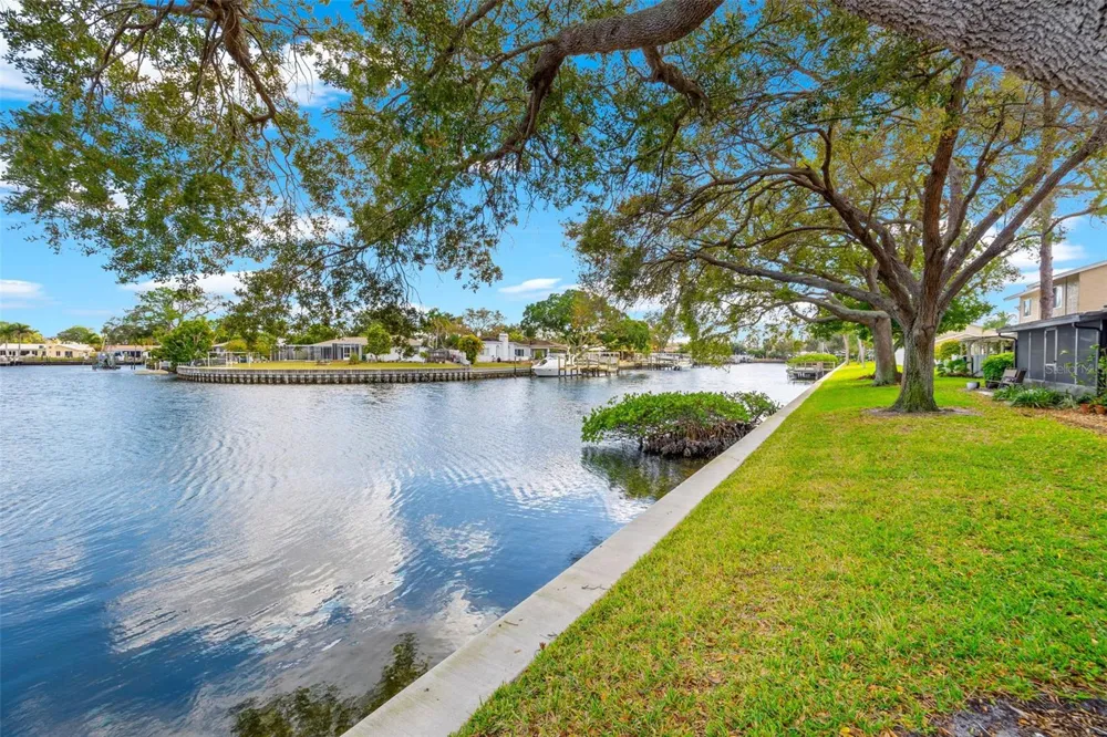6490 CAPE HATTERAS WAY NE #2 St Petersburg, FL 33702
